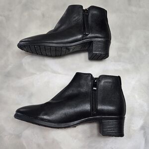 SR Max Black Ankle Leather Uppers Booties. Size 7